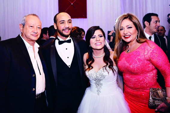 العروسان يتوسطان نجيب ساويرس وليلى علوي