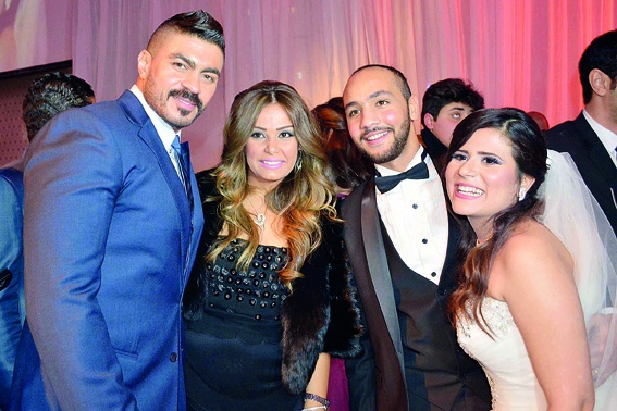 خالد سليم وزوجته خيرية هشام والعروسان