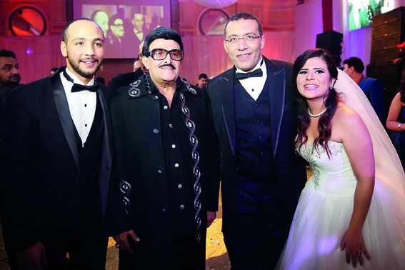 الفنان سمير غانم يتوسط العروسين وخالد صلاح