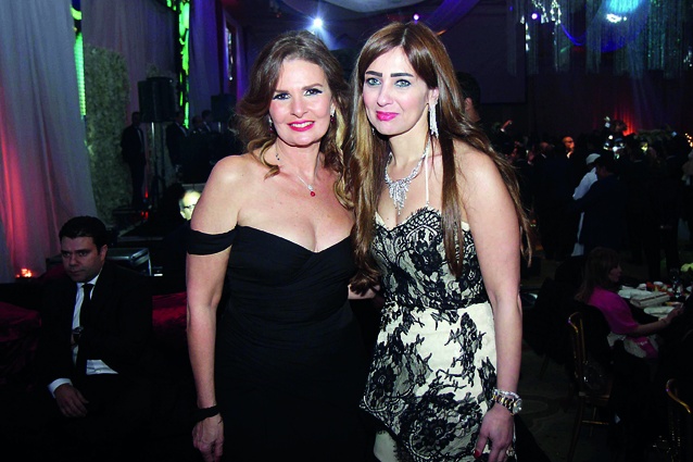 يسرا  مع احدى المعجبات