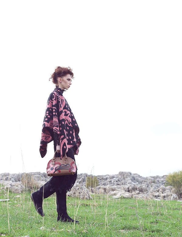 فستان من الدانتيل الأسود من Dolce&Gabbana. 
رداء من الصوف وحقيبة من Burberry Prorsum. 
جزمة خاصة بمنسقة هذه الصفحات.

