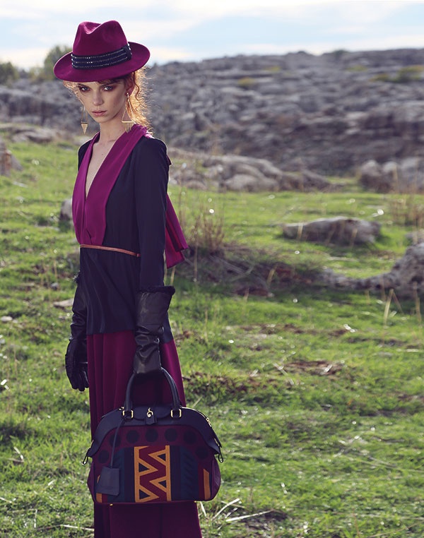 تنورة طويلة من كريب الحرير الخوخي وبلوزة ثنائية اللون من Prada. قبعة من Etro. قفازات من الجلد من Dolce&GAbbana. حقيبة من Burberry Prorsum.