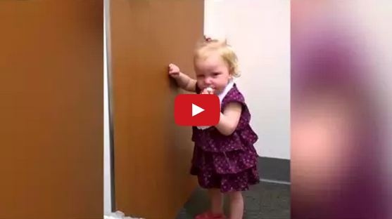 بالفيديو- ردة فعل طفلة لحظة استقبالها أختها الجديدة