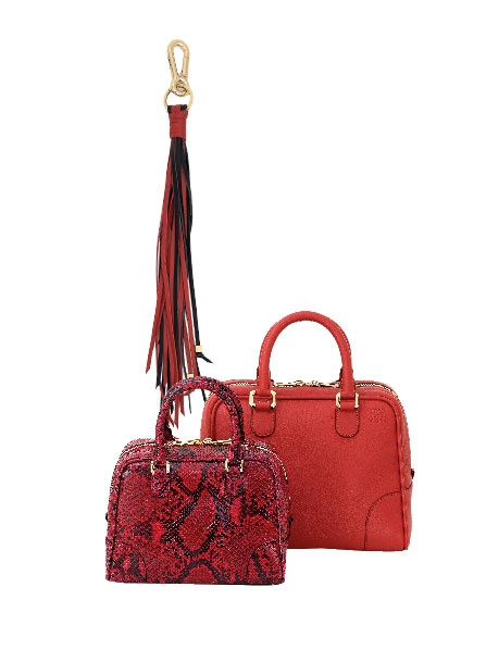 تألقي بالأحمر مع Loewe
