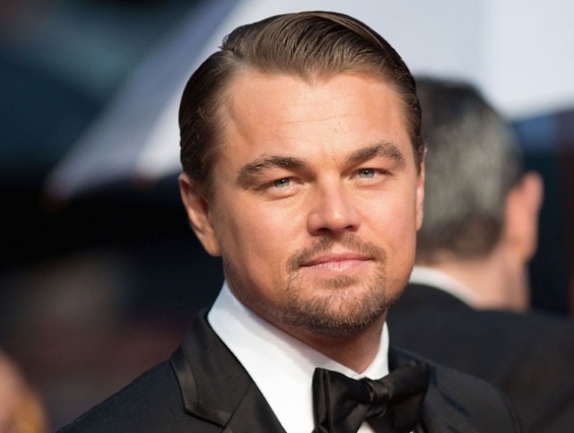 ليوناردو دي كابريو يعانق عارضة شقراء أمام ريهانا، ماذا عن قصة حبهما؟