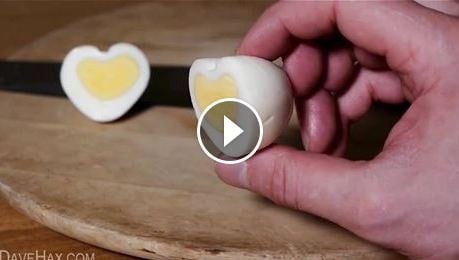 بالفيديو- بيض بشكل قلب ليوم الحب... إليك الطريقة!