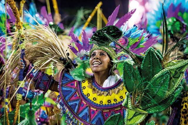 كرنفال ريو دي جانيرو: السامبا وأمواج الألوان
