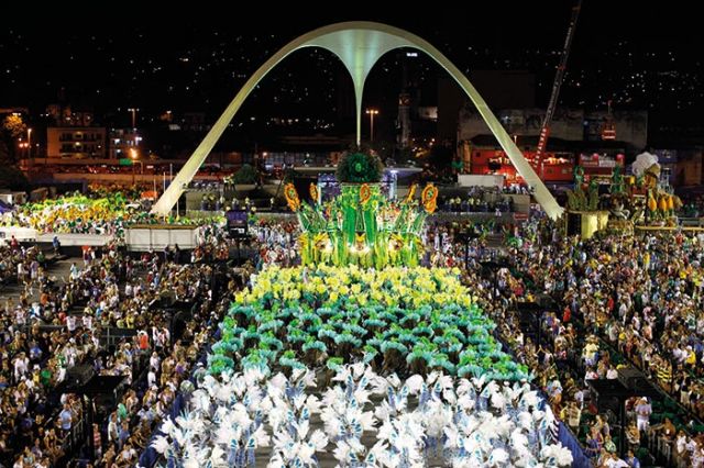 كرنفال ريو دي جانيرو: السامبا وأمواج الألوان
