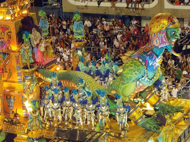 كرنفال ريو دي جانيرو: السامبا وأمواج الألوان
