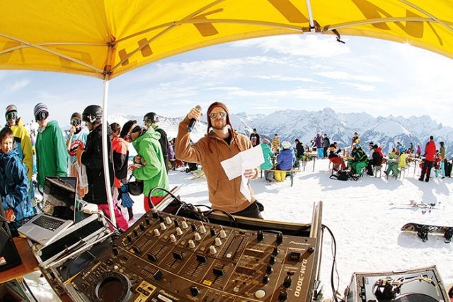 مهرجان المرتفعات في ماريهوفن في النمسا: الضحك هنا رغم أنف الصقيع 