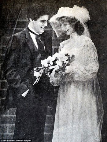 بالصور- حملة إعلانية تثير الجدل حول زواج جورج كلوني سرًا