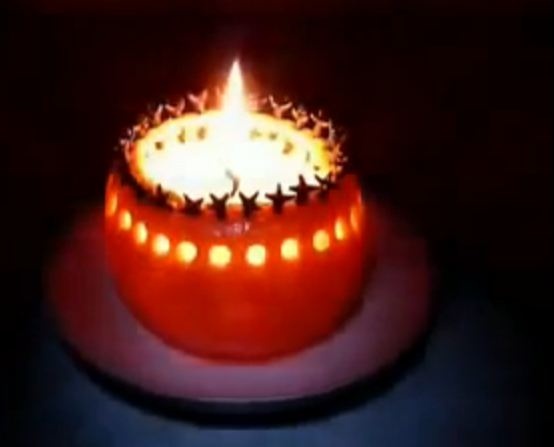 بالفيديو- كيف تصنع شمعة رومنسية من برتقالة، فكرة عبقرية