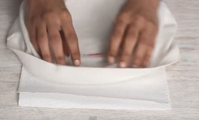 بالفيديو- طريقة سحرية، كيف نزيل طلاء الأظافر عن الملابس؟ وما قصة نفرتيتي؟