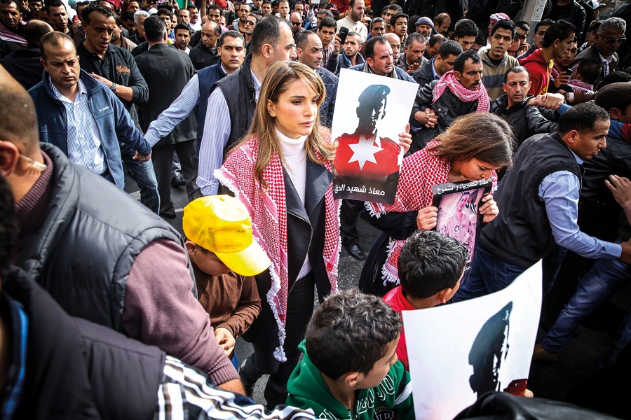 الملكة رانيا تتقدّم تظاهرة احتجاجاً على جرائم 