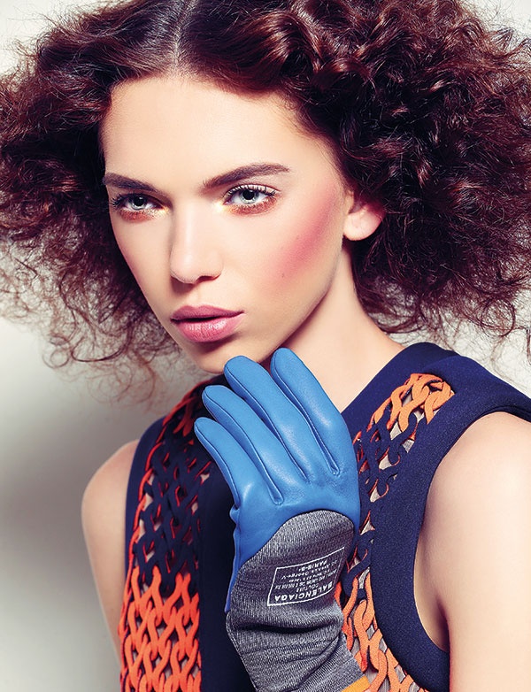 مزيج من الظلال الملونة لإنهاء الموسم بفرح. مجموعة ربيعية وتفتح حقيقي للألوان