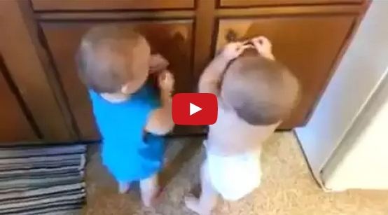 شاهدوا واضحكوا، ما سبب ضحك هذين الطفلين؟