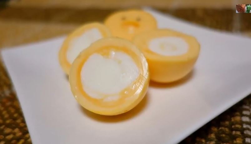 بالفيديو - طريقة سلق البيض بحيث يكون الصفار للخارج والبياض للداخل