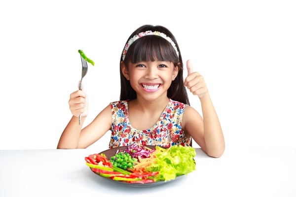 10 نصائح لتشجيع طفلك على الأكل الصحي