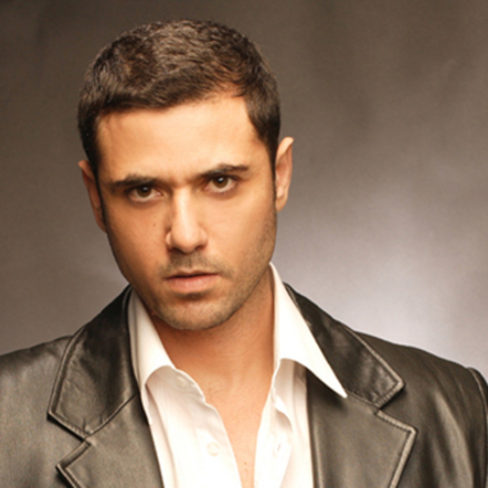 بعد أن شككت لها في زواجه أحمد عز : لم أتزوج!