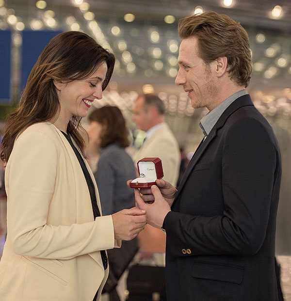 علبة Cartier بطلة ثلاث حكايات حب باريسية