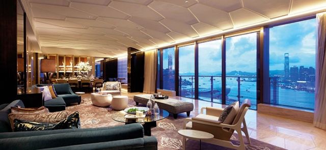 تلعب الإضاءة الخفية الممتدة حول حواف السقف في الصالون وصالة الطعام دوراً أساسياً في حصر التركيز على أضواء المدينة في الخارج