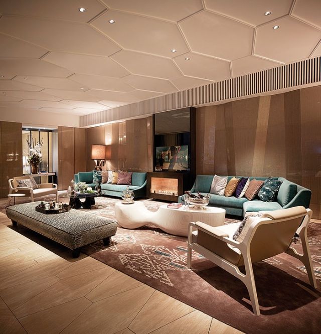 في الصالون تم اعتماد تنسيق مقاعد وكنبات متقابلة، مما يتيح إطلالة فريدة على الخارج