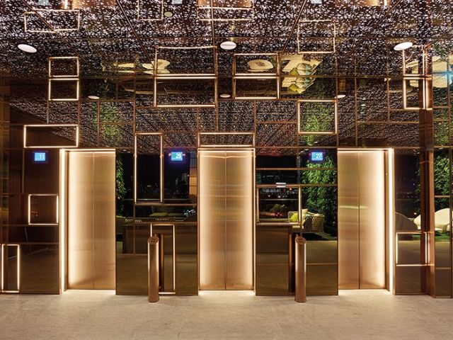 فضاء واسع بديكور أنيق تتصدره المصاعد