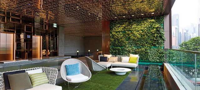 التراسات تشكل درة هذا المكان، وتمنح الجالس جواً خاصاً من الصعب وجوده في أي مكان آخر