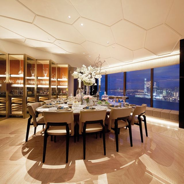 السقف في الصالون وصالة الطعام مزين بنمط سداسي الشكل، مستوحى من خلايا عسل النحل وهو يضيف الى المشهد رونقا جذابا