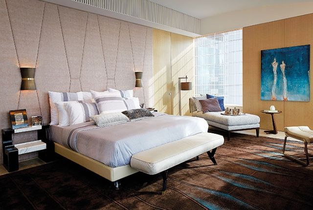 غرفة النوم يزين أرضها الرخامية سجاد يحاكي في «موتيفاته» الأشكال السداسية عند رأس السرير
