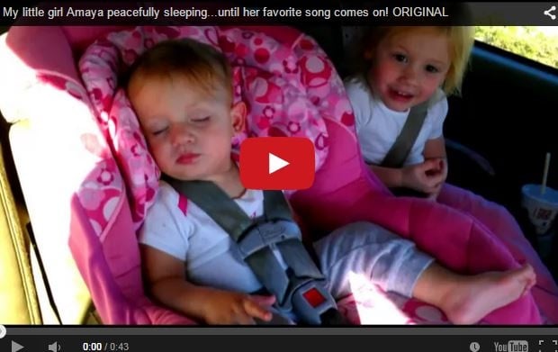 شاهدوا ردة فعل هذه الطفلة الصغيرة عند سماعها أغنيتها المفضلة