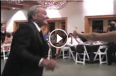 بالفيديو - أب يرقص في زفاف ابنته بطريقة غريبة يحقق ملايين المشاهدات