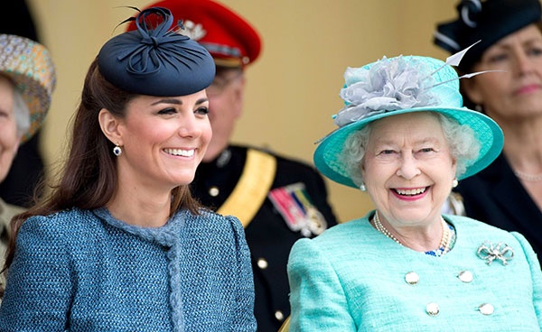 الملكة إليزابيث وكايت ميدلتون