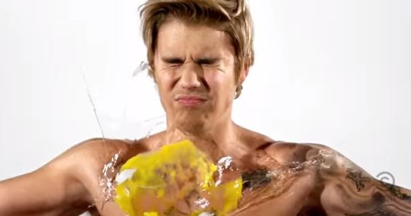 بالفيديو- جاستين بيبر يُرشق بالبيض قصاصاً على رشق جيرانه بالبيض!! شاهدوا