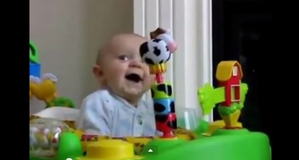 بالفيديو- هذه أطرف 10 ضحكات لأطفال، ما رأيكم؟