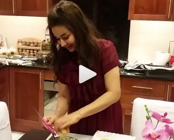 بالفيديو- شاهدوا ماذا فعلت لجين عمران في استقبال أختها أسيل