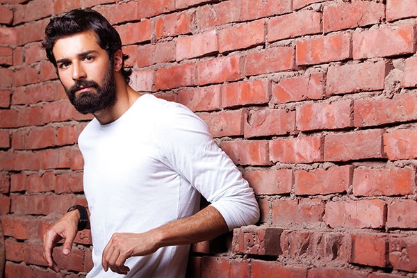 الفنان الشاب أحمد حاتم: أغني لنفسي لأن صوتي سيئ