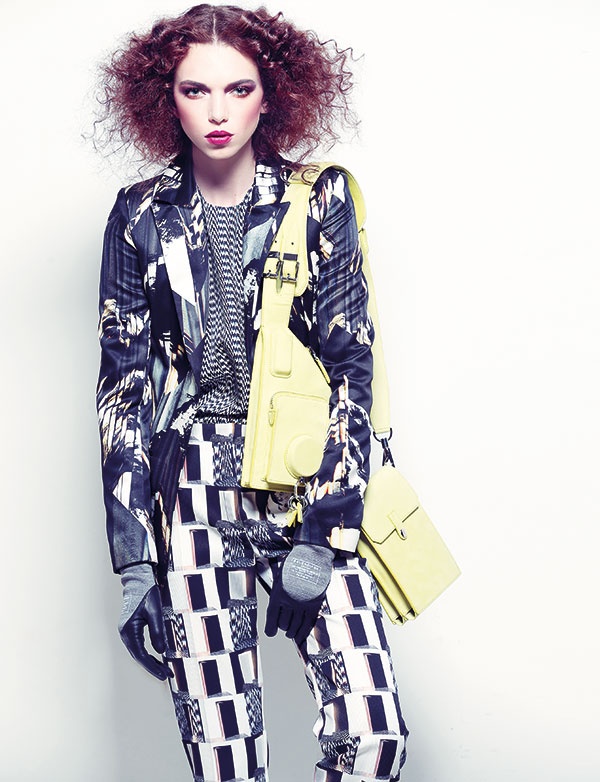 سروال وتوب وسترة من Kenzo. قفازات جلدية من Balenciaga. حقيبة من الجلد الأصفر من Alexander Wang.
