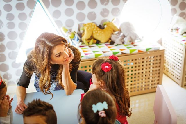 الملكة رانيا  تزور «مركز الملكة رانيا للأسرة والطفل»