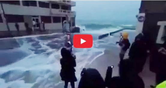 بالفيديو- عاصفة تُسقط مذيعة طقس مباشرة على الهواء!