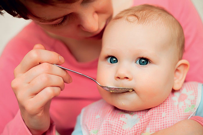 في طعام طفلك الأول متعة وصعوبة