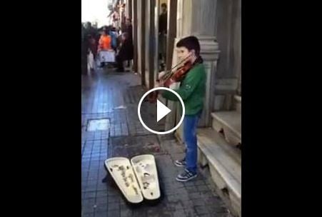 بالفيديو- عليكم مشاهدة هذا الطفل السوري النازح! هذا ما يفعله من أجل الاسترزاق