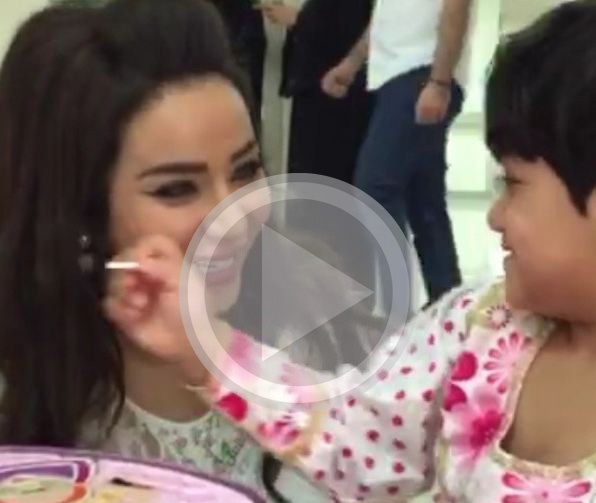 بالفيديو- هذا ما فعلته فتاة مصابة بالسرطان بوجه لجين عمران