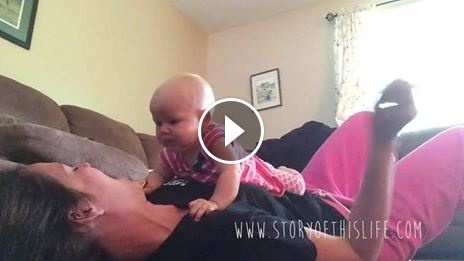 بالفيديو- هذه الفتاة لا تريد لأمها أن تضحك!! شاهدوا ردة فعلها الغريبة