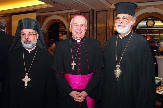 السفير البابوي يتوسط الارشمندريت قسطنطين نصار و اسطفانيوس عبد النور 