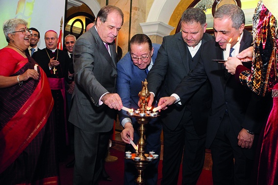 سياسيون يضيؤون الشموع (عادات هندية)