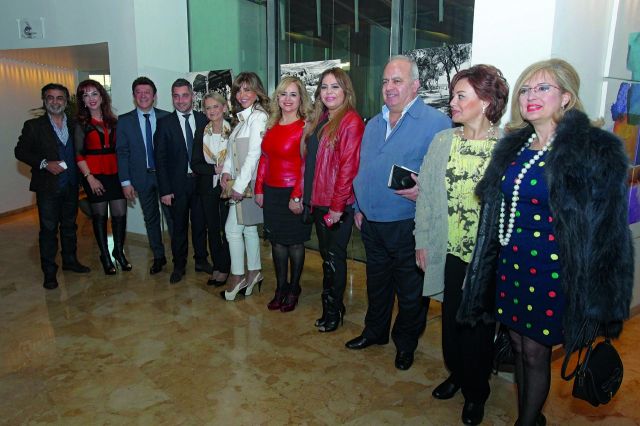 ميشال ضاهر يتوسط مشاركين في اللقاء 