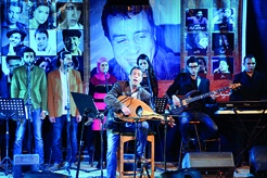 الملحن صلاح الشرنوبي يغني في ساقية الصاوي