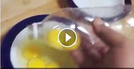 بالفيديو - طريقة مبتكرة لفصل بياض البيض عن الصفار بكل سهولة ..شاهدها الآن