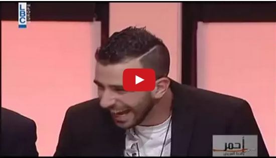 بالفيديو - انهيار مذيع على الهواء... من الضحك